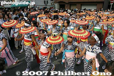 Hanagasa umbrella dancers 花傘
Keywords: osaka tenjin matsuri festival procession umbrella dance children