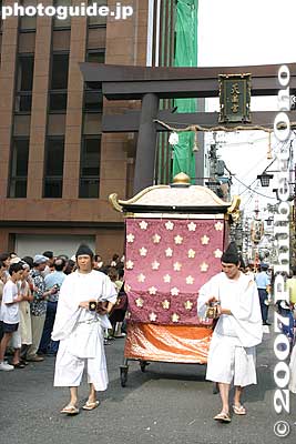 Portable shrine 御羽車
Keywords: osaka tenjin matsuri festival procession portable shrine mikoshi torii