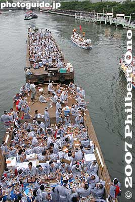 The boats are large barges.
Keywords: osaka tenjin matsuri festival water funa-togyo procession boats river