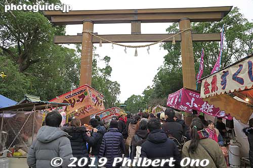 Suddenly the path to the shrine got crowded and later this line of people stopped movng. The first torii to Otori Taisha.
Keywords: osaka sakai Otori Taisha Jinja shrine new year hatsumode