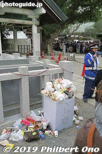 I've noticed piles of trash at large Osaka shrines.
Keywords: osaka sakai Otori Taisha Jinja shrine new year hatsumode