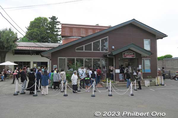 This is the gelato stand. Long line of people on weekends and holidays. There are a few chairs inside, but most people eat outside. Open 9:30 am to 5 pm. Closed Jan. 1st–3rd. アイス売店
Enomoto Dairy Farm (Enomoto Bokujo) is nicknamed "Enoboku."
Website: [url=http://www.enoboku.com/]http://www.enoboku.com/[/url]
Keywords: Saitama Ageo Enomoto Dairy Farm cows