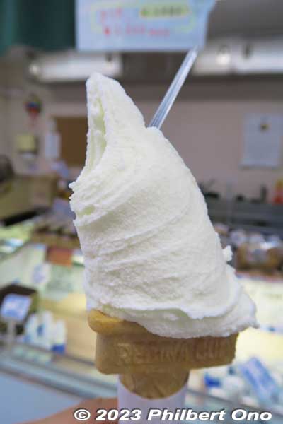 Milk-flavored gelato. So yummy! Eat it quickly because it melts super fast. Other flavors include matcha, strawberry, and chocolate. Comes in a cone or cup.
Keywords: Saitama Ageo Enomoto Dairy Farm cows