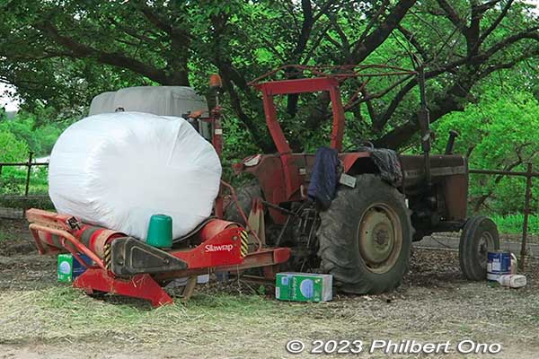 This machine quickly spins the hay roll as it wraps it with vinyl.
Keywords: Saitama Ageo Enomoto Dairy Farm