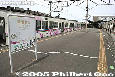 Chichibu Station platform on the Seibu Ikebukuro Line
Keywords: saitama chichibu seibu ikebukuro line train station