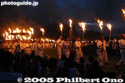 Parade around
The torch bearers parade around the entire perimeter before they gather around the hut.
Keywords: saitama, gyoda, sakitama Tumuli Park, fire festival, matsuri, himatsuri