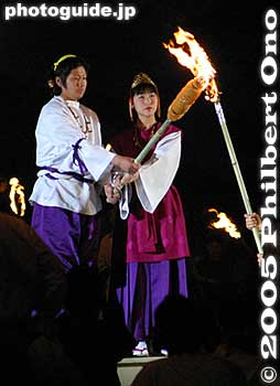 Torch lighting
The prince and princess light the torch that will ignite the hut.
Keywords: saitama, gyoda, sakitama Tumuli Park, fire festival, matsuri, himatsuri