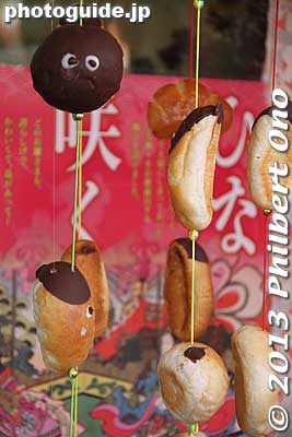 Closeup of hanging decorations made of bread. These were outside, and I guess there were enough people to keep the birds away.
Keywords: saitama hanno hinamatsuri hina matsuri doll festival matsuri3