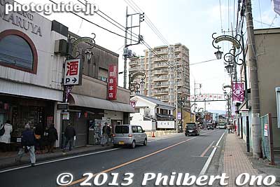 This is Odori street, another main street with hina doll displays. This street goes to JR Higashi Hanno Station.
Keywords: saitama hanno hinamatsuri hina matsuri doll festival