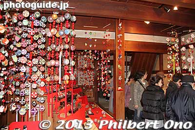 Numerous hina dolls and hanging decorations inside Kinujin.
Keywords: saitama hanno hinamatsuri hina matsuri doll festival
