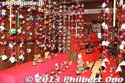 Numerous hina dolls and hanging decorations inside Kinujin.
Keywords: saitama hanno hinamatsuri hina matsuri doll festival