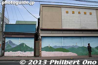 Hanno's main street has a few shutter art.
Keywords: saitama hanno shutter painting