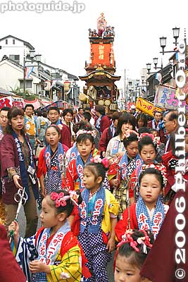 Children lead the way for a float at Kawagoe Festival.
Keywords: saitama kawagoe matsuri festival float japanchild