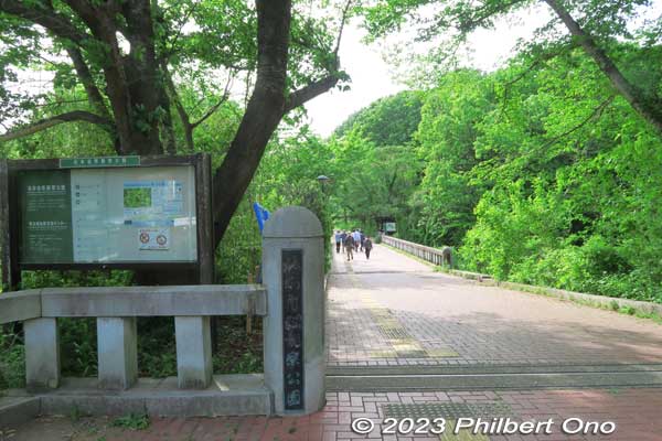 Park entrance. The park is open to the public from 9:00 am to 5:00 pm (until 7:30 pm on weekends and mid-summer.) Closed Mon. unless it's a national holiday. Free admission. Parking available. 15 min. by bus from JR Kitamoto Station (JR Takasaki Line
Address: 5-200 Arai, Kitamoto, Saitama
埼玉県北本市荒井5-200
埼玉県自然学習センター
Keywords: Saitama Kitamoto Nature Observation Park