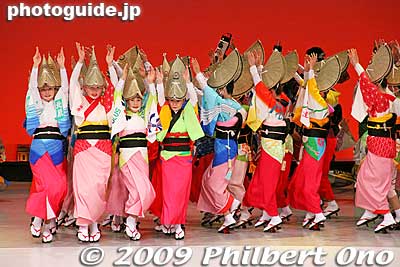 This joint session of Minami-Koshigaya Awa Odori dance troupes was the best performance of all, I thought.
Keywords: saitama koshigaya minami koshigaya awa odori dance matsuri8 festival dancers women