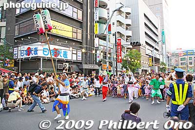 At 5:10 pm, the Minami-Koshigaya Awa Odori started at all the main venues outdoors. 
Keywords: saitama koshigaya minami koshigaya awa odori dance matsuri festival dancers women