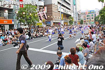 A major problem with the Minami-Koshigaya Chuo-dori road was that they had 5 or 6 press photographers who kept getting in the way. 報道陣がとても邪魔、迷惑。５〜６人の報道人は多すぎるぞ。
Keywords: saitama koshigaya minami koshigaya awa odori dance matsuri festival dancers women
