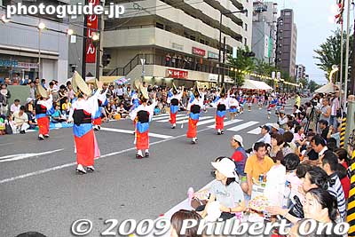 Less crowded than the other side.
Keywords: saitama koshigaya minami koshigaya awa odori dance matsuri festival dancers women