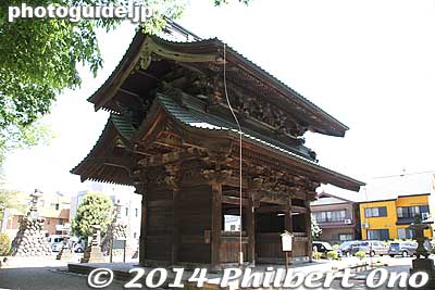 Both sides of Kisomon Gate has three gables called "sanhafu." Very unusual.
Keywords: saitama kumagaya Menuma Shodenzan Kangiin temple