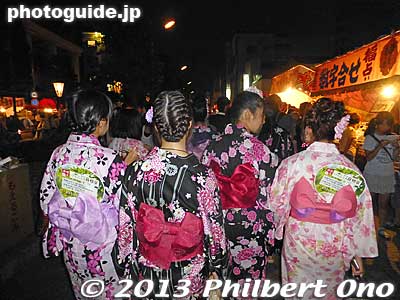 Yukata women/girls were a common sight.
Keywords: saitama kumagaya uchiwa matsuri festival floats
