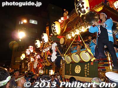 After 30 min. of useless speeches (not recorded in the video) by local politicians, etc., the 12 floats converged at the plaza at around 8:45 pm. 
Keywords: saitama kumagaya uchiwa matsuri festival floats