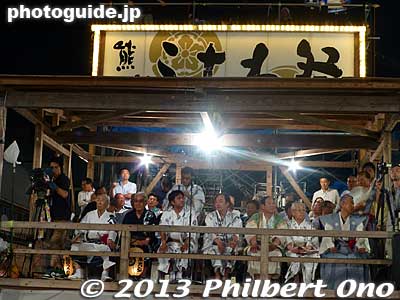 Festival organizers and local politicians sit on a platform.
Keywords: saitama kumagaya uchiwa matsuri festival floats