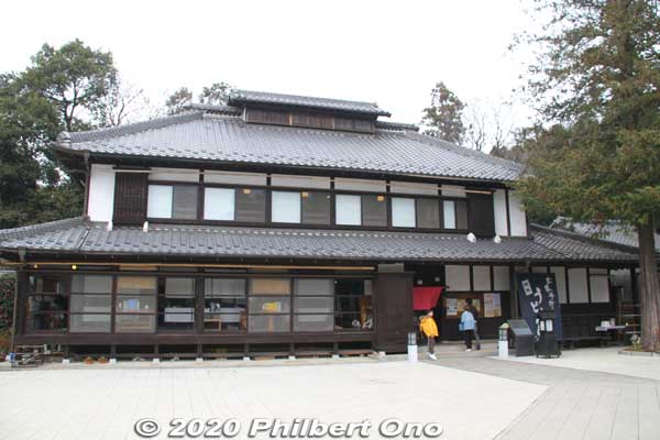 Benibana Furusato-kan Hall (べに花ふるさと館) in Okegawa is mainly a restaurant. It was originally a late 19th century home of an industrialist. It also offers udon-making lessons. From JR Okegawa Station, take the bus and get off at "Beniban
"Benibana" means safflower.
Keywords: saitama okegawa benibana furusatokan