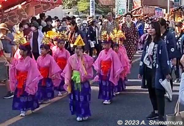 Okegawa holds an annual autumn festival called Okegawa Shimin Matsuri (桶川市民まつり) on Nov. 3 (national holiday) when they reenact Princess Kazunomiya's procession traveling through Okegawa-juku.
The procession includes women holding safflowers and these chigo festival children.
Keywords: saitama Okegawa-juku nakasendo