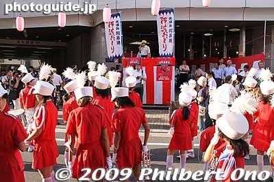Opening ceremony. The festival actually started at 4:20 pm with an opening ceremony and a parade of marching bands from local elementary schools and the fire dept.
Keywords: saitama kita-urawa awa odori dance matsuri festival