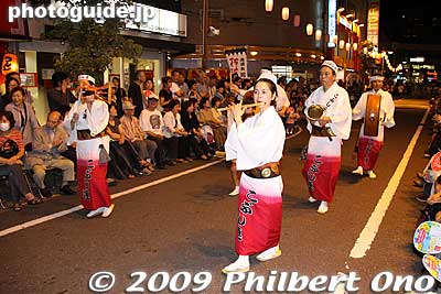 Niiza Kobushi-ren musicians. 
Keywords: saitama kita-urawa awa odori dance matsuri festival dancers women 