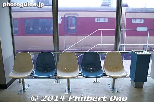 All shinkansen stations had platform chairs having the same color theme of blue and cream.
Keywords: saitama omiya Railway railroad Museum train tokaido shinkansen japandesign