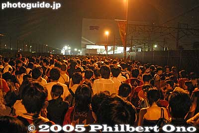Crowd heading for Urawa-misono Station on the Sai-no-Kuni Stadium Line. It was a stop and go process.
Keywords: saitama urawa reds soccer stadium vodafone cup manchester united