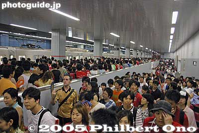 Urawa-misono Station with soccer fans going home. Also see the [url=http://www.youtube.com/watch?v=2zRzBKzGHsE]video at YouTube.[/url]
Keywords: saitama urawa reds soccer stadium vodafone cup manchester united