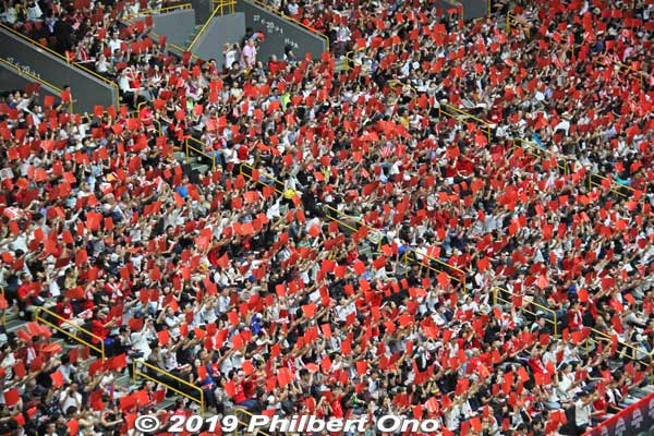 Spectators were given red-colored file folders to create this red blanket. It seems red is Saitama's sports cheering color.
Keywords: saitama super arena
