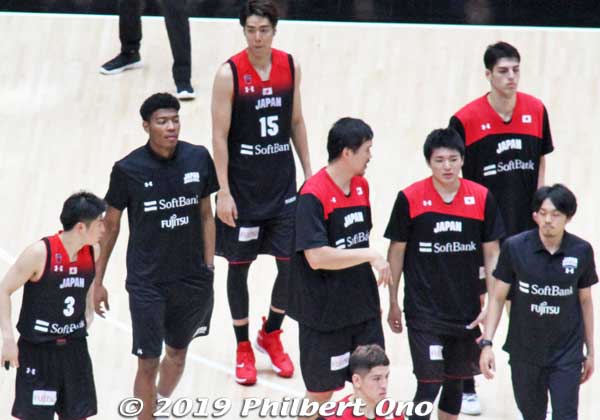 After the game, team members lined up on the court for a thank you speech by Rui Hachimura (in black on the left).
It seems men's basketball has finally become a lot more popular with Rui being drafted to the NBA's Washington Wizards and a member of Japan's national team. Rui has a Japanese mother and Beninese father. Born and raised in Toyama, Japan and fluent in Japanese. He's likely to appear in Tokyo 2020.
Keywords: saitama super arena