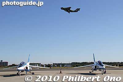 C-1 flying over Blue Impulse.
Keywords: saitama sayama iruma air base show festival military self-defense force jets airplanes