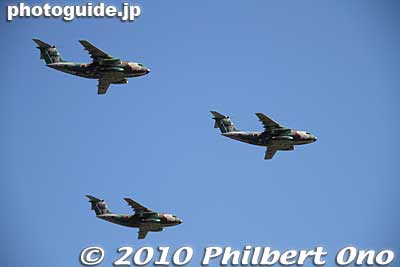The three Kawasaki C-1 in formation during a fly-by.
Keywords: saitama sayama iruma air base show festival military self-defense force jets airplanes