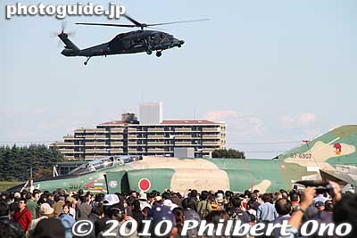 UH-60J rescue helicopter demo.
Keywords: saitama sayama iruma air base show festival military self-defense force jets airplanes 