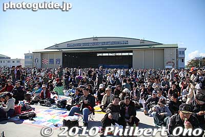 The crowd. Behind is a large hangar where they had aircraft displays.
Keywords: saitama sayama iruma air base show festival military self-defense force jets airplanes 