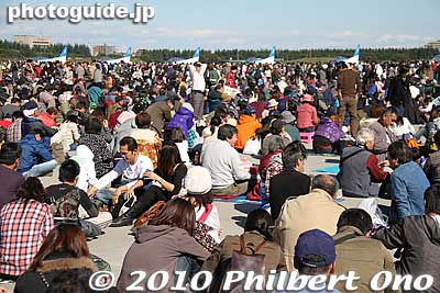 As 1:15 pm approaches, the crowd gets bigger and more eager to watch the Blue Impulse, seen here in the background.
Keywords: saitama sayama iruma air base show festival military self-defense force jets airplanes 