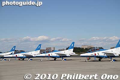 I waded up to near the front row at around 12:30 pm to await the Blue Impulse to take off. Blue Impulse is Japan's foremost aerobatic team belonging to the Japan Air Self-Defense Force.
Keywords: saitama sayama iruma air base show festival military self-defense force jets airplanes blue impulse aerobatics 