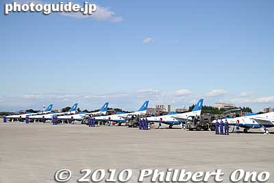 Seven Blue Impulse planes were on display, but only six of them flew. Blue Impulse is based at Matsushima Air Base in Miyagi Prefecture. They have a busy performance schedule from April to Dec. ブルーインパルスの曲技飛行
Keywords: saitama sayama iruma air base show festival military self-defense force jets airplanes blue impulse aerobatics 