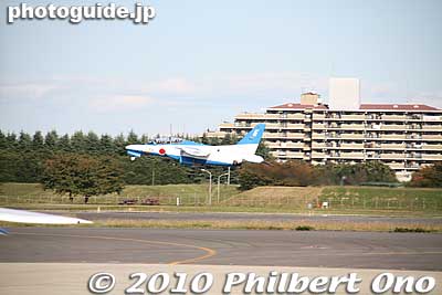 Two more Blue Impulse jets later took off.
Keywords: saitama sayama iruma air base show festival military self-defense force jets airplanes blue impulse aerobatics 