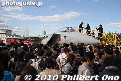 The cockpit of this F-15J fighter plane was open for public viewing.
Keywords: saitama sayama iruma air base show festival military self-defense force jets airplanes 