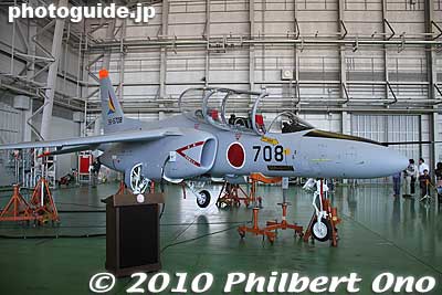 T-4 trainer jet suspended above ground.
Keywords: saitama sayama iruma air base show festival military self-defense force jets airplanes 