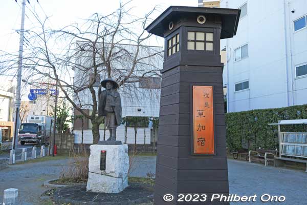 Statue of Kawai Sora (河合曾良), Matsuo Basho's travel companion for his Oku-no-Hosomichi five-month journey on foot to Tohoku and Hokuriku Regions. Statue built in 2008 to mark Soka's 50th anniversary.
Keywords: Saitama Soka-juku post town shukuba