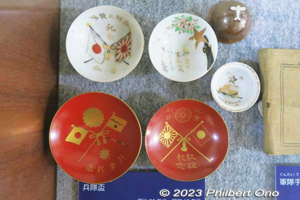 Japanese soldiers returning from the war gave these gifts to their well-wishers. From the 1930s. These are ceremonial sake cups. 兵隊盃
Keywords: Saitama Soka-juku post town shukuba