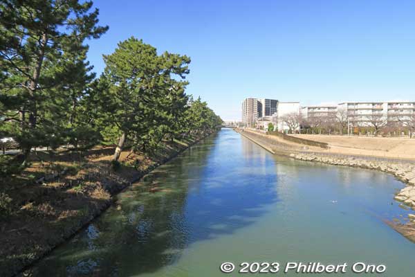 Soka Matsubara goes along the Ayase River. 綾瀬川
Keywords: Saitama Soka-Matsubara pine trees Oku-no-Hosomichi