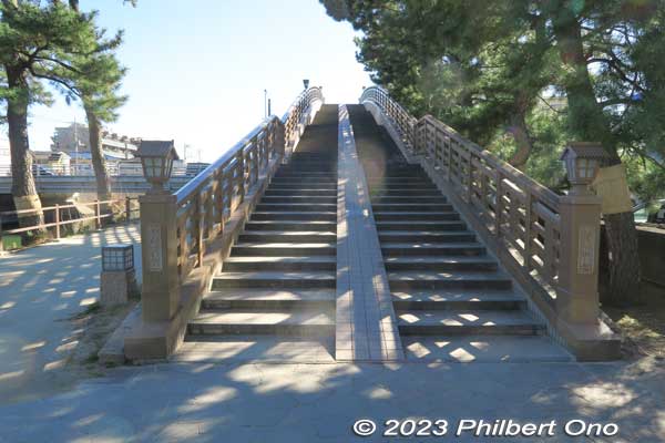 Yatate Bridge includes a narrow slope for walking your bicycle. Not wheelchair accessible. 矢立橋
Keywords: Saitama Soka-Matsubara pine trees Oku-no-Hosomichi