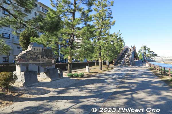 Nikko Kaido Road monument near Yatate Bridge. The monument is in the shape of Saitama Prefecture indicating Soka-Matsubara on Nikko Kaido is one of Japan's 100 Best Roads. 日本の道百選の顕彰碑
Keywords: Saitama Soka-Matsubara pine trees Oku-no-Hosomichi
